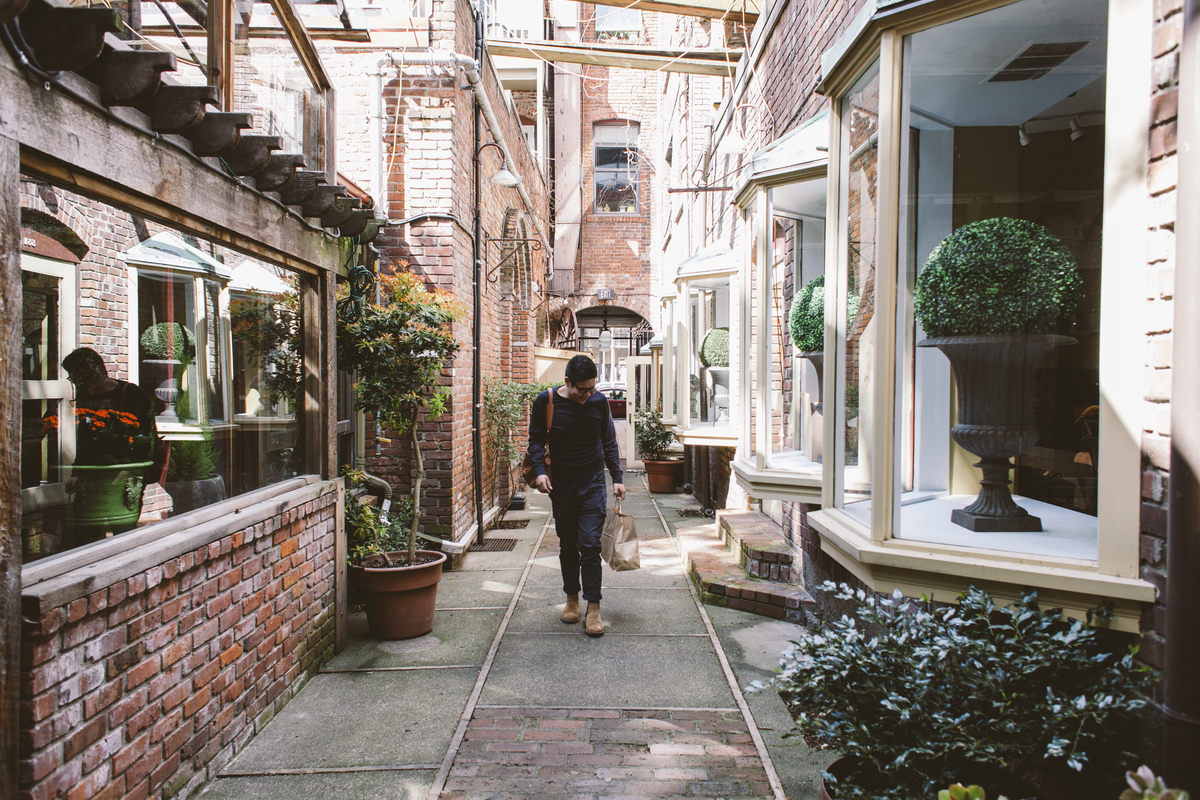 Strolling and shopping in the hidden alleys of Victoria | Jordan Dyck